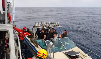 Personal Naval realiza rescate de 13 personas y realiza evacuaci�n m�dica en inm