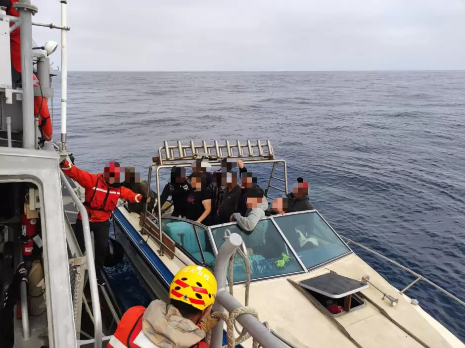Personal Naval realiza rescate de 13 personas y realiza evacuaci�n m�dica en inmediaciones de Ensenada