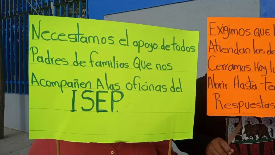 Padres de familia toman escuela por falta de docentes