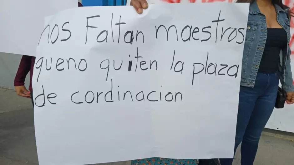 Padres de familia toman escuela por falta de docentes