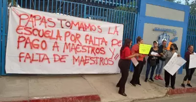 Padres de familia toman escuela por falta de docentes