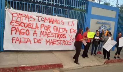 Padres de familia toman escuela por falta de docentes