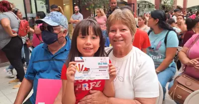 Entrega de vales de uniformes para estudiantes de preescolar y primaria