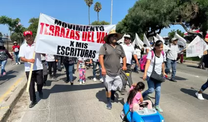 Vecinos de Terrezas del Valle marchan contra desalojos sobre el bulevar Snchez