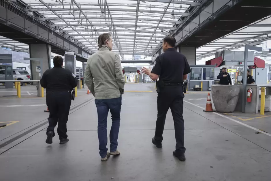 Gavin Newsom en garita de San Ysidro