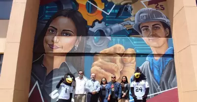 Mural dedicado a sus estudiantes y egresados