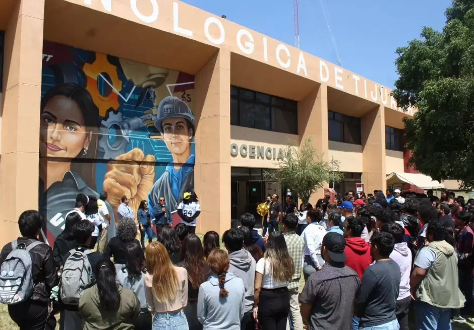 Mural dedicado a sus estudiantes y egresados