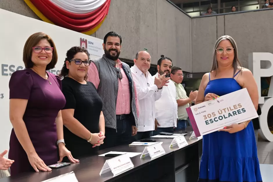 Entrega de tiles escolares a 4 mil alumnos municipales