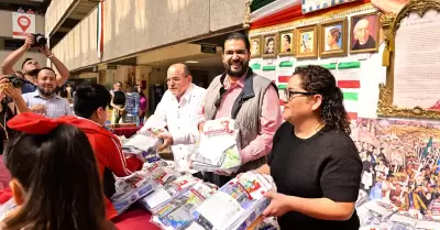 Entrega de tiles escolares a 4 mil alumnos municipales