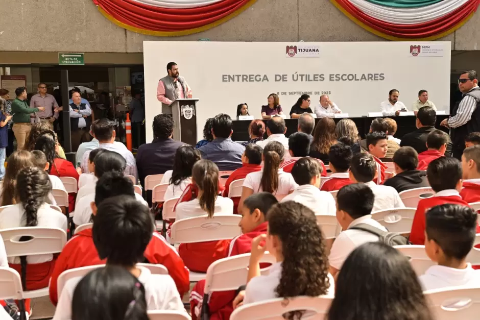 Entrega de tiles escolares a 4 mil alumnos municipales