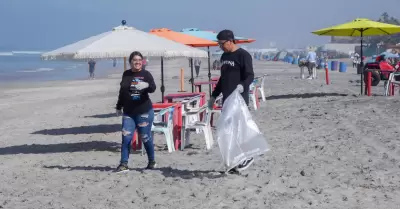 Campaa 'Limpieza de Playa' junto con Baja Beach Fest y Proyecto Fronterizo