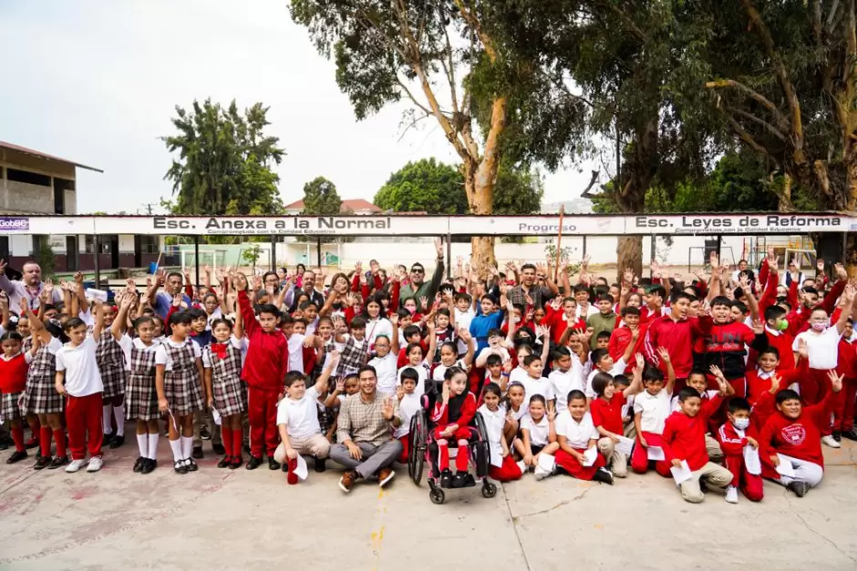 Obra en aulas escolares de Primaria Anexa a la Normal