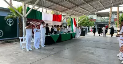 Cofias y fistoles a estudiantes de la carrera de enfermera