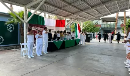 Cofias y fistoles a estudiantes de la carrera de enfermera