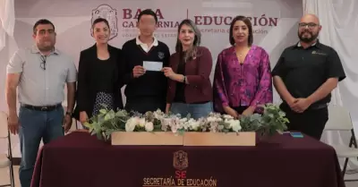 Entrega de becas de aprovechamiento a estudiantes de Playas de Rosarito