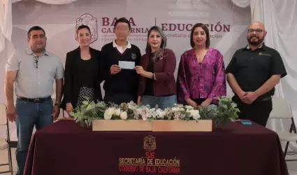 Entrega de becas de aprovechamiento a estudiantes de Playas de Rosarito