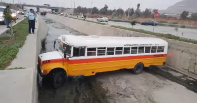 Transporte de personal cae en canalizacin