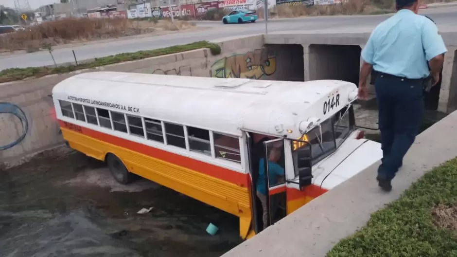 Camin de transporte de personal cae en canalizacin