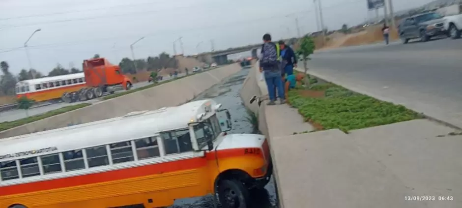 Camin de transporte de personal cae en canalizacin