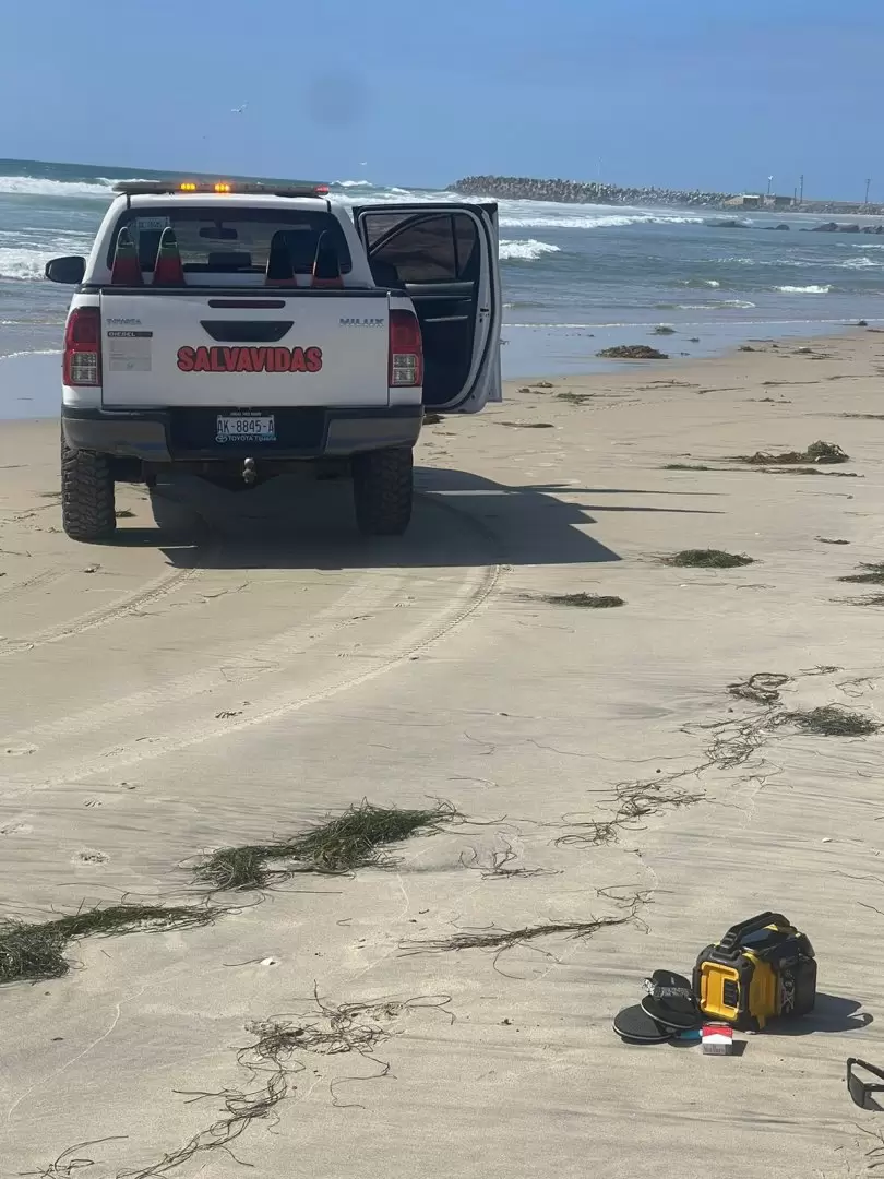 Rescatan a pareja en Playas de Rosarito