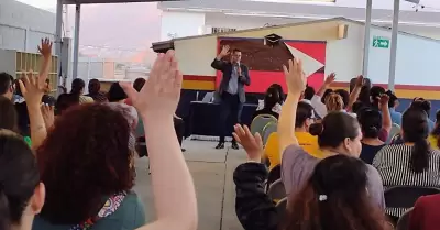 Pide Manuel Flores a padres de familia ser cr�ticos ante los nuevos libros de te