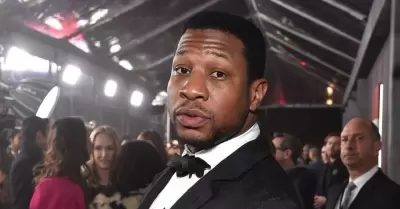 Jonathan Majors interrumpe una pelea.