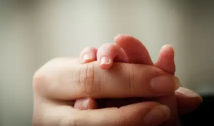 Madre sosteniendo la mano de su hija