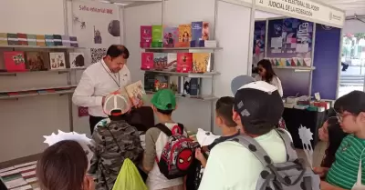 Lleva INE BC libros de divulgaci�n de la Cultura Democr�tica a L�aLA 2023