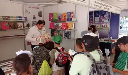 Lleva INE BC libros de divulgaci�n de la Cultura Democr�tica a L�aLA 2023