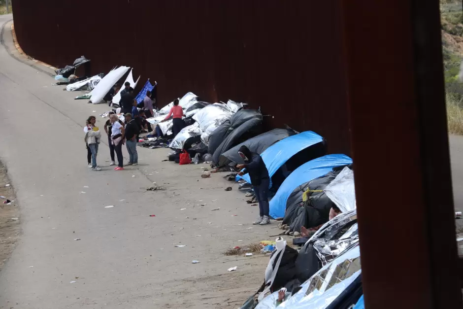 Migrantes en la Avenida Internacional