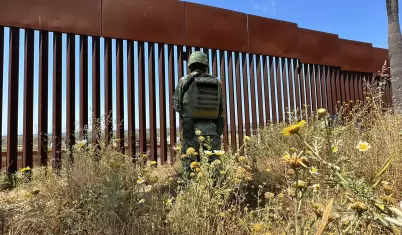 Migrantes en la Avenida Internacional