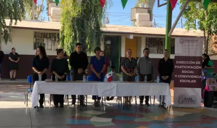 Entrega de paquetes de tiles escolares a estudiantes de primaria