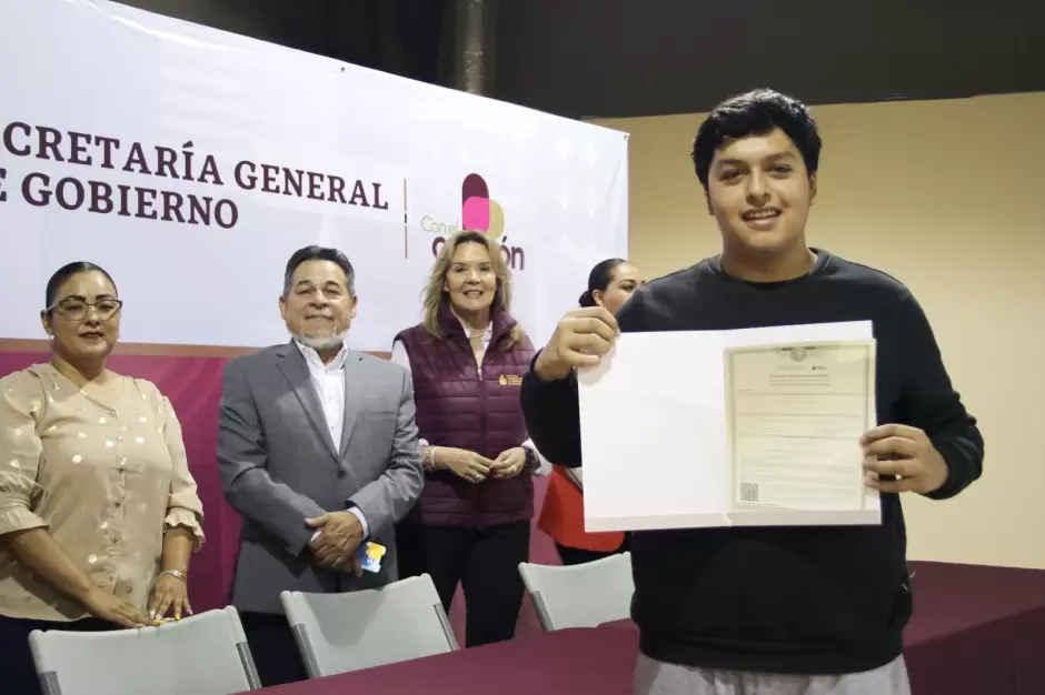 Entregan certificados de primaria y secundaria a personas adultas