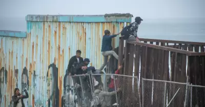 Ms migrantes saltan el muro desde Playas de Tijuana, entre ellos un menor de 6;