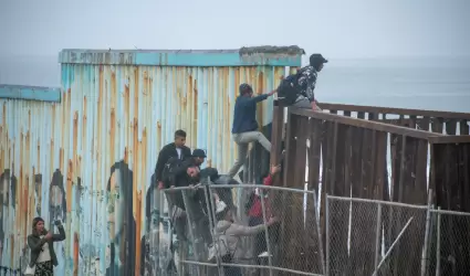 Ms migrantes saltan el muro desde Playas de Tijuana, entre ellos un menor de 6;
