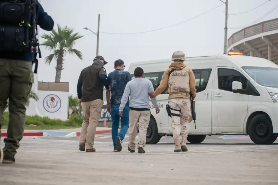 Ms migrantes saltan el muro desde Playas de Tijuana, entre ellos un menor de 6; detienen a dos