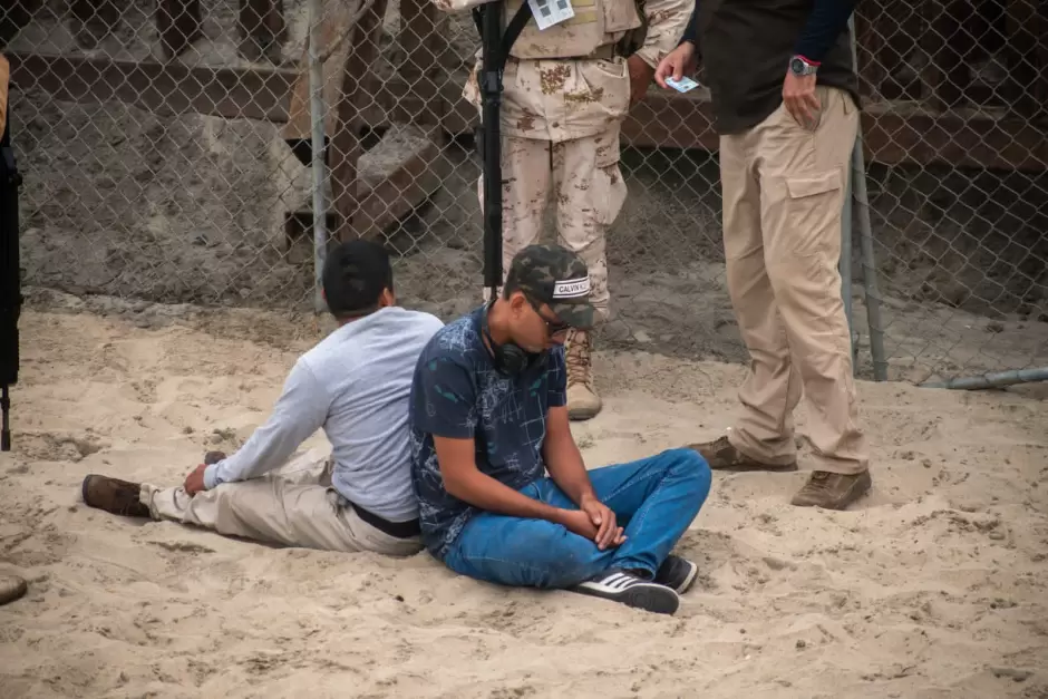 Ms migrantes saltan el muro desde Playas de Tijuana, entre ellos un menor de 6; detienen a dos