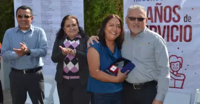 Reconocen a personal por aos de servicio