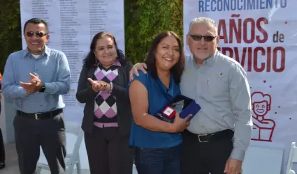 Reconocen a personal por aos de servicio