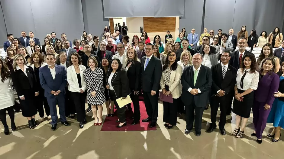 Toma protesta nueva mesa directiva de la barra de Mara Sandoval de Zarco