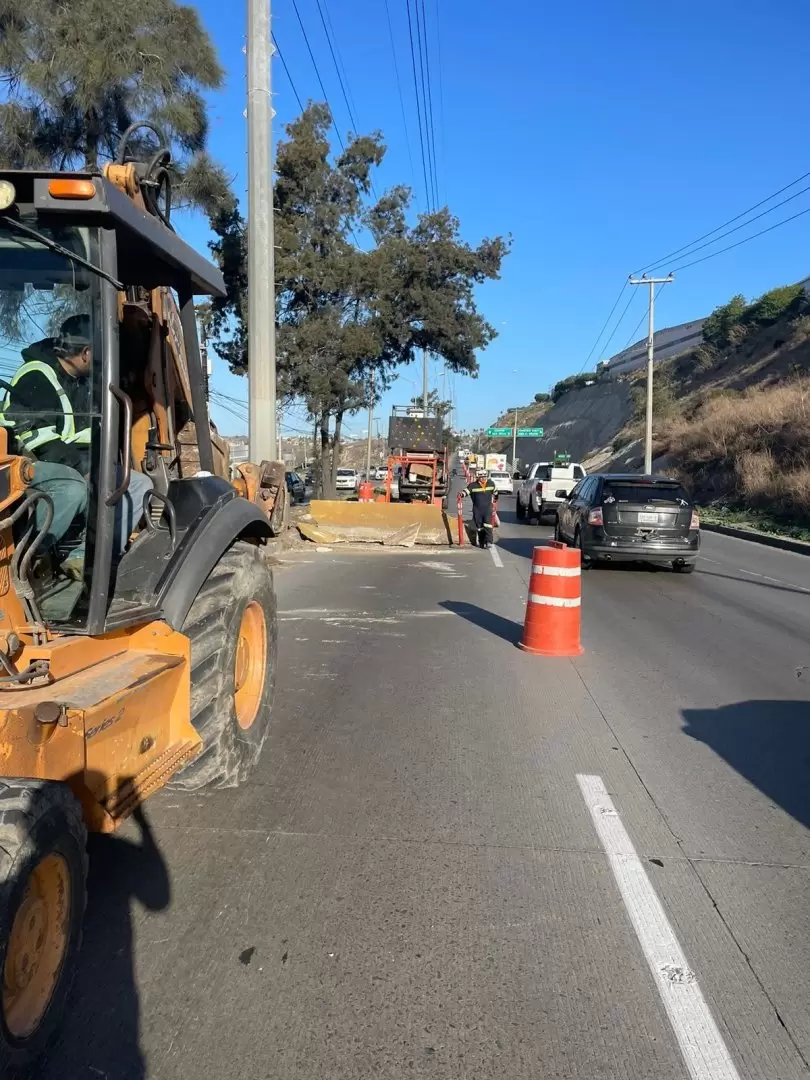 Cierran carril de circulacin en libramiento Rosas Magalln por reparaciones