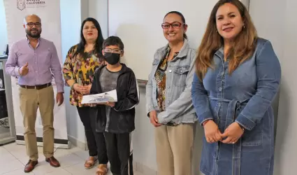 Entrega de lentes a 351 estudiantes de Ensenada