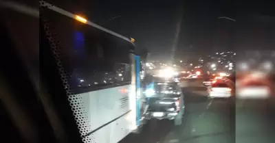 Transporte de personal alcanzado por una pick up