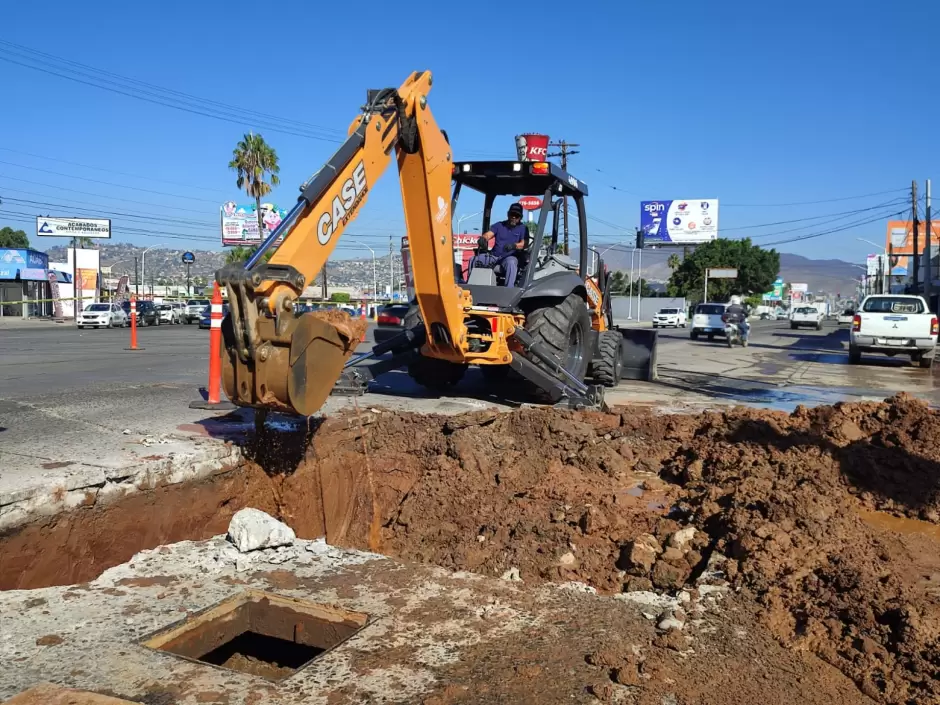 Reparan red de agua potable en Av. Reforma