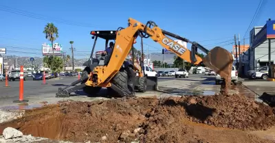 Reparan red de agua potable en Av. Reforma