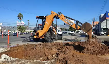 Reparan red de agua potable en Av. Reforma