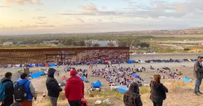 Campamentos migrantes en muro fronterizo