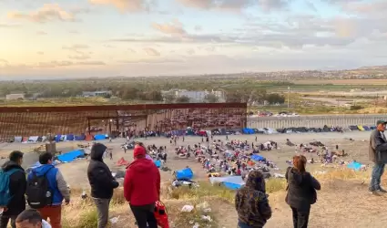 Campamentos migrantes en muro fronterizo