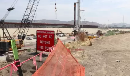 Construccin de muro fronterizo en canalizacin del Ro Tijuana