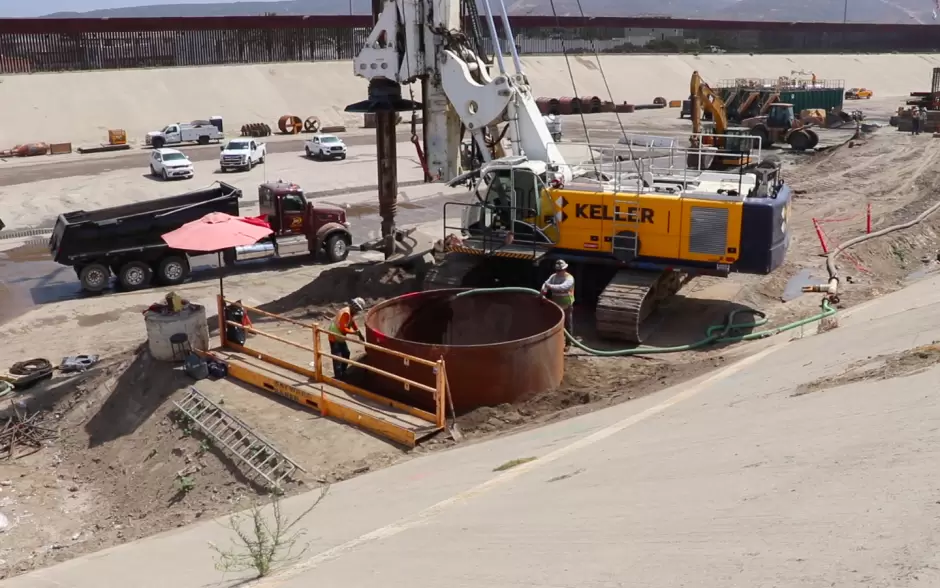 Construccin de muro fronterizo en canalizacin del Ro Tijuana